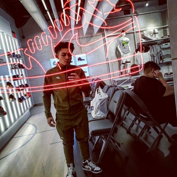 Meet your Posher, Sebastian - Picture 3 of 4